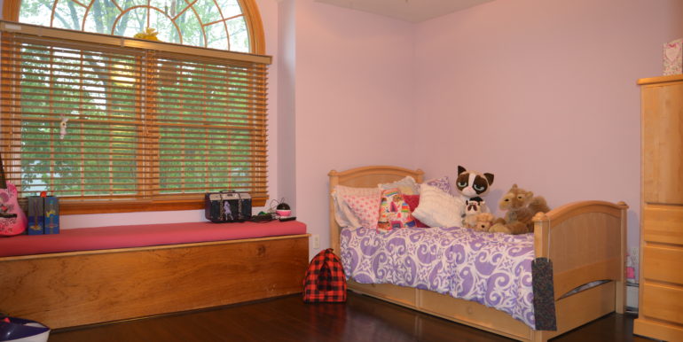 28. Bed 3 2ndFl 333 oak