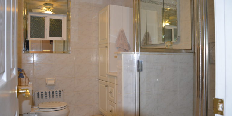 6. Bath 1stFl 333 Oak